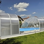 Designul piscinei Romana imbina liniile drepte cu cele semicirculare din zona scarilor.