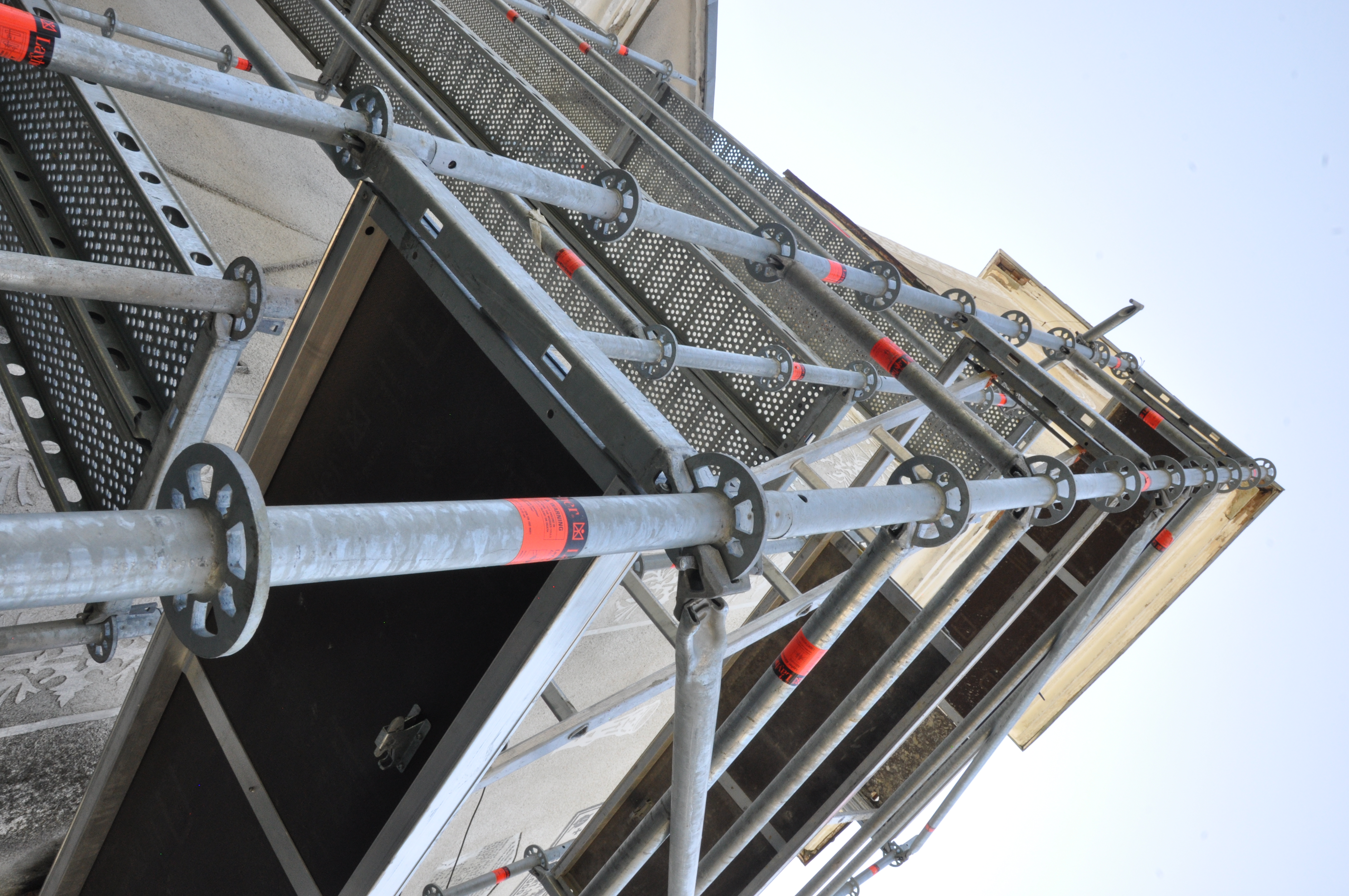 Schele şi materiale construcţii