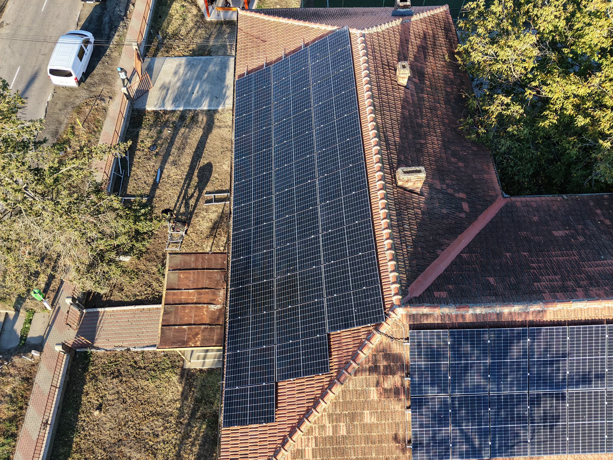 Montaj panouri fotovoltaice, invertoare şi baterii