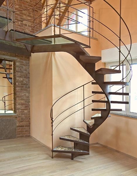 Scari metalice spiralate cu modele elegante din resturi de lemn